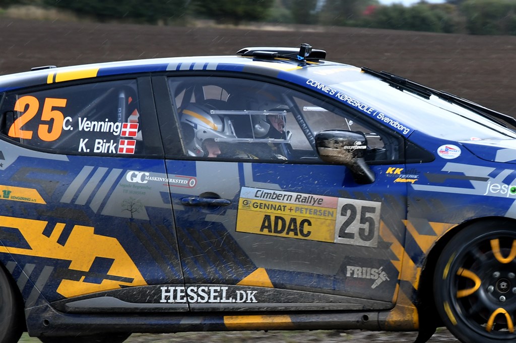 På SS8 ramte strejfede Casper Venning noget, som skrammede en dør og en skærm i venstre side, men det var glideturen på SS9, som sendte dem ud af løbet.
(Foto: Morten Dam - autoMOTIV/specialpress)